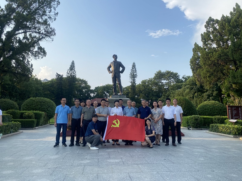 图6调研组到红宫红场旧址纪念馆参观学习.jpg 图6调研组到红宫红场旧址纪念馆参观学习.jpg