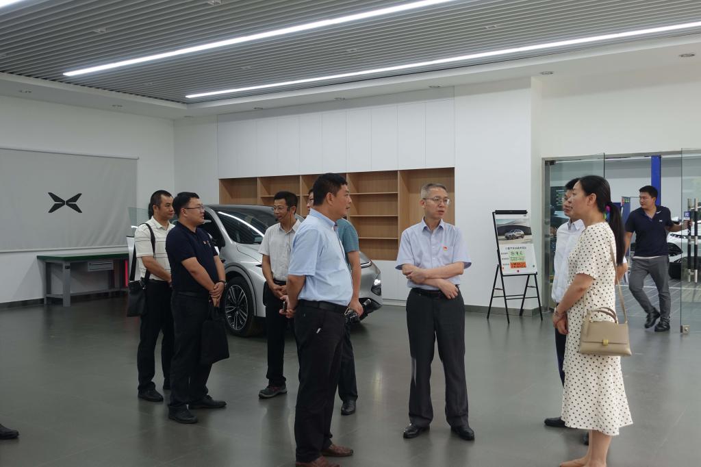 参观实训室.jpg 参观实训室.jpg