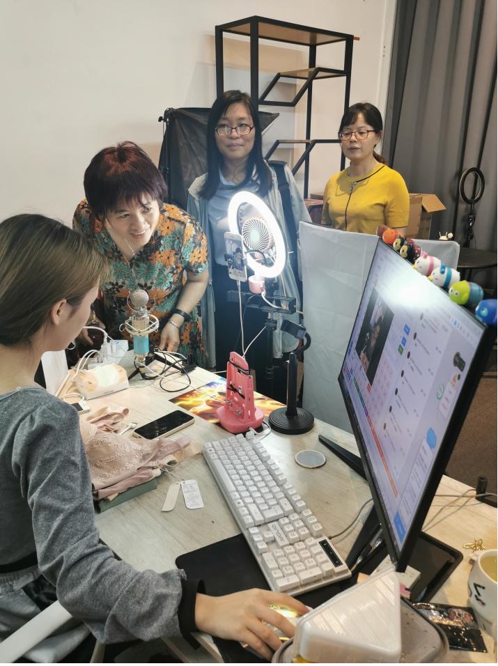 图2 运管学院调研团队参观了解电商直播室场地与设施.jpg