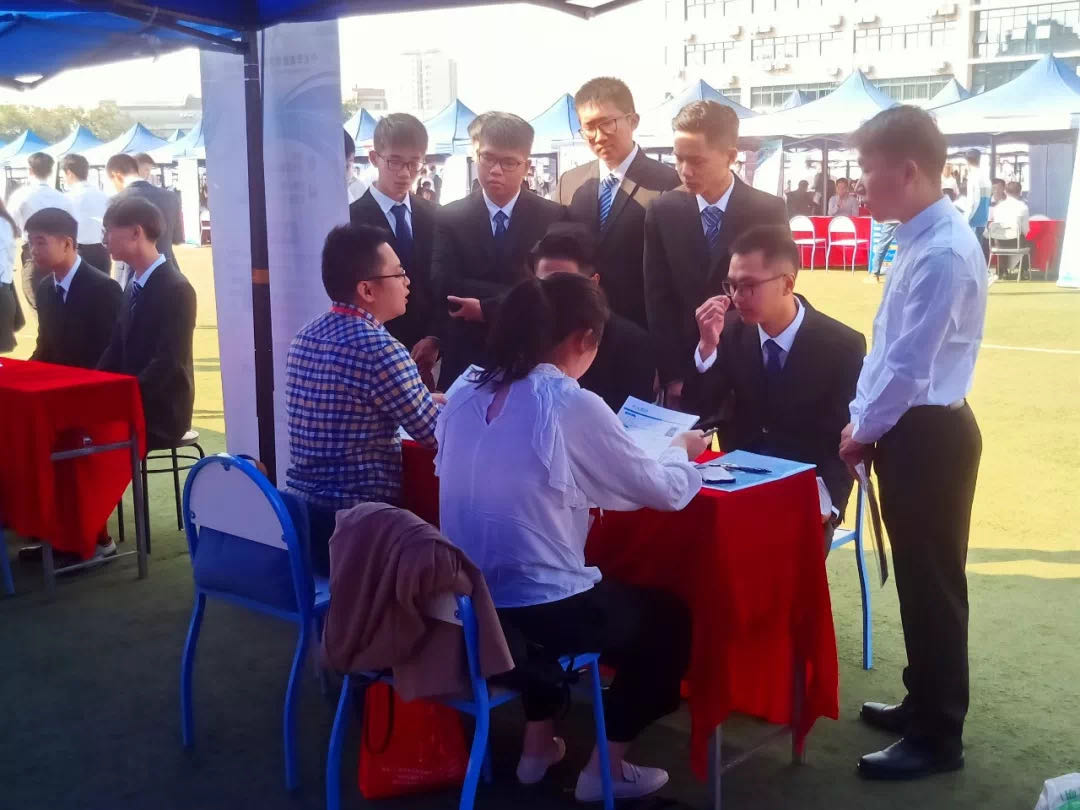 学生面试.jpg 学生面试.jpg