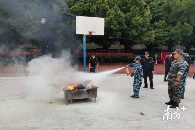 学生在实战演练中掌握灭火器使用方法。受访者供图 学生在实战演练中掌握灭火器使用方法。受访者供图