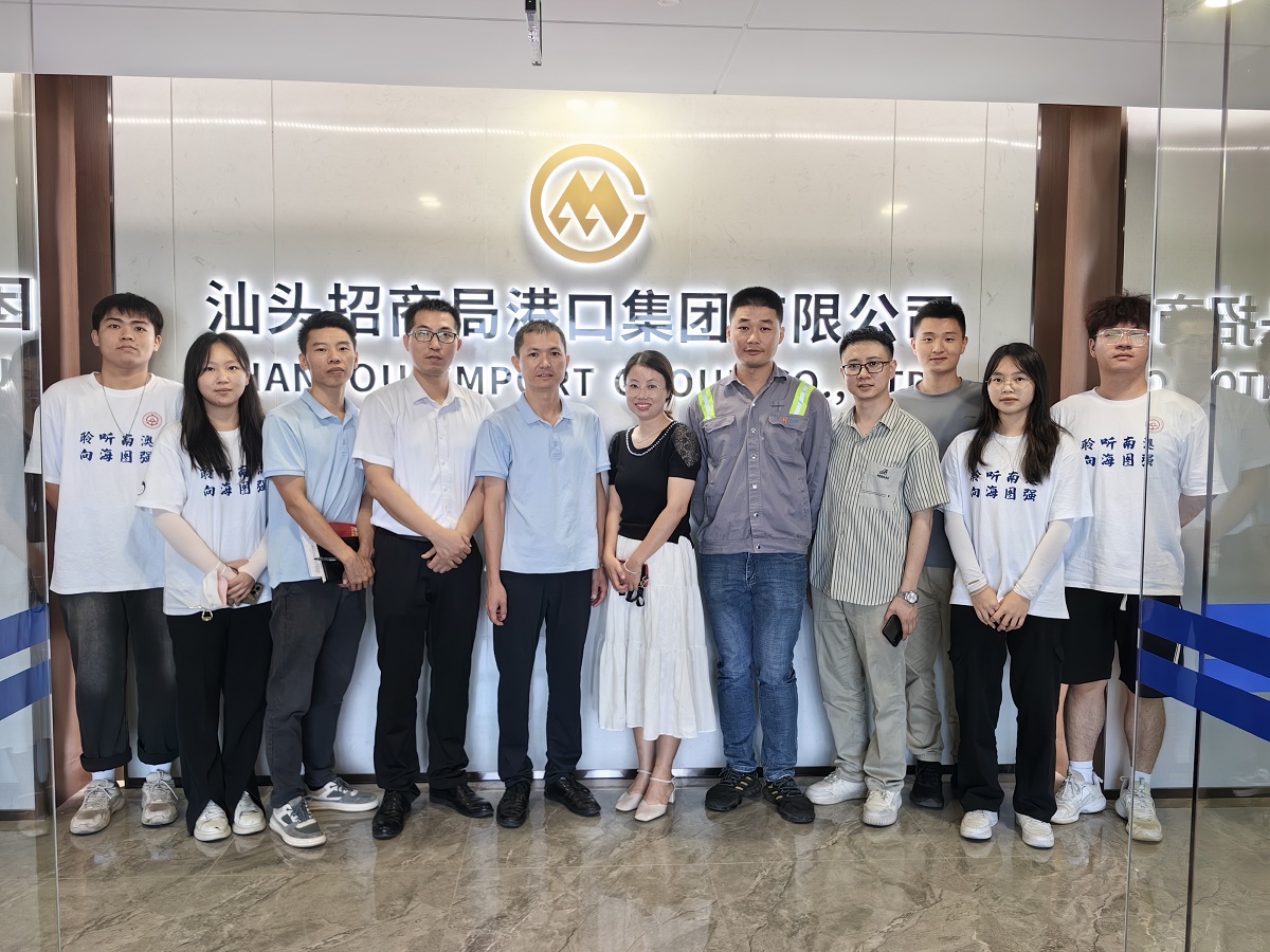 02在企校友代表和社会实践队员合影留念.jpg 02在企校友代表和社会实践队员合影留念.jpg