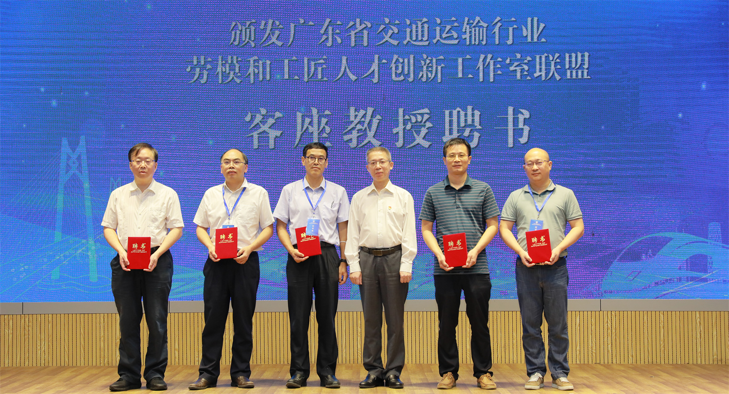 颁发聘书_副本.jpg 颁发聘书_副本.jpg