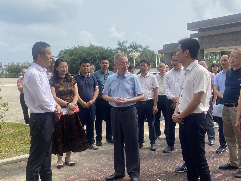 图5范秉康县长(左一)陪同调研组到海丰县中等职业学校调研.jpg 图5范秉康县长(左一)陪同调研组到海丰县中等职业学校调研.jpg