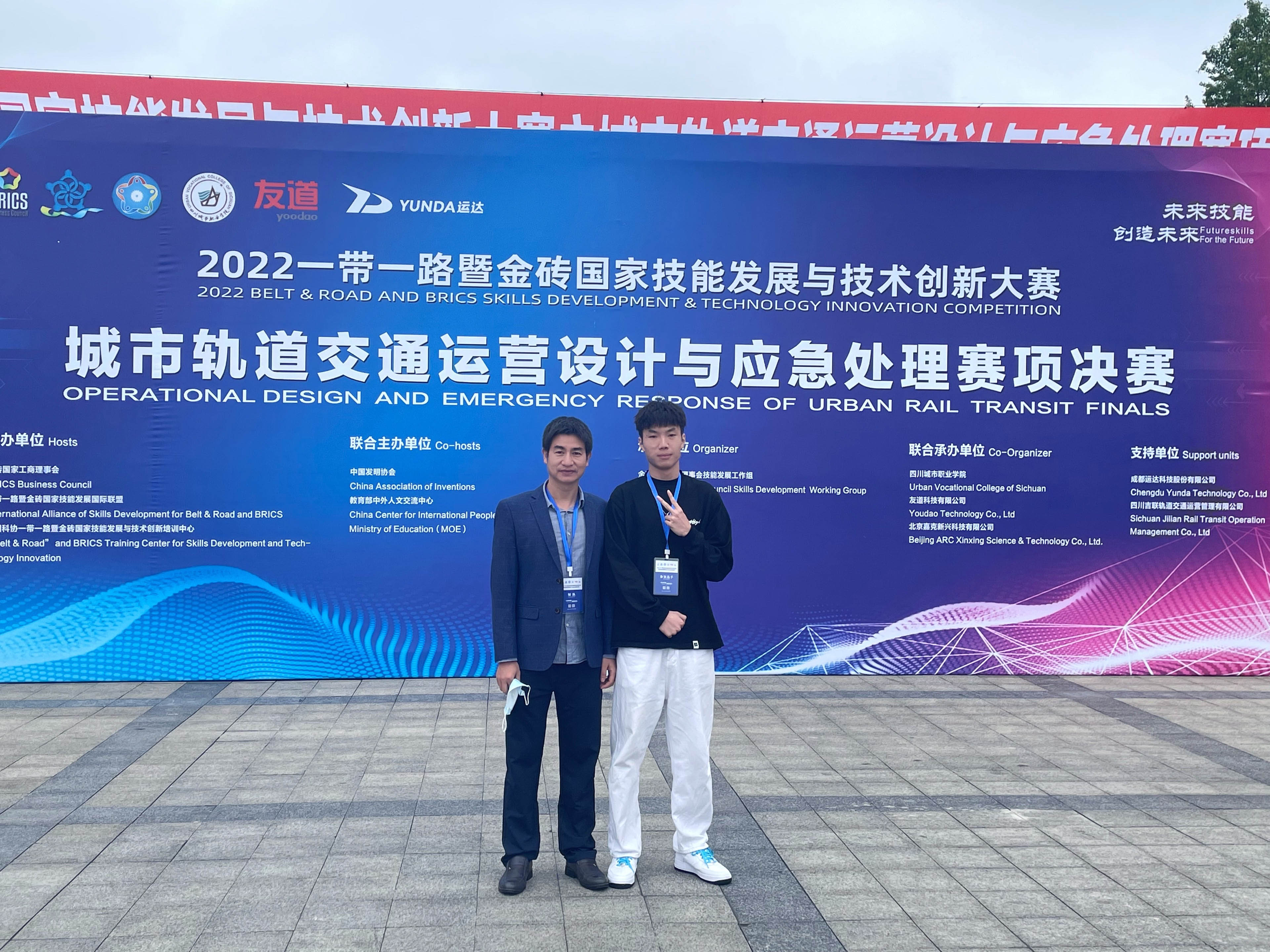 比赛学生和指导老师合影.jpg 比赛学生和指导老师合影.jpg