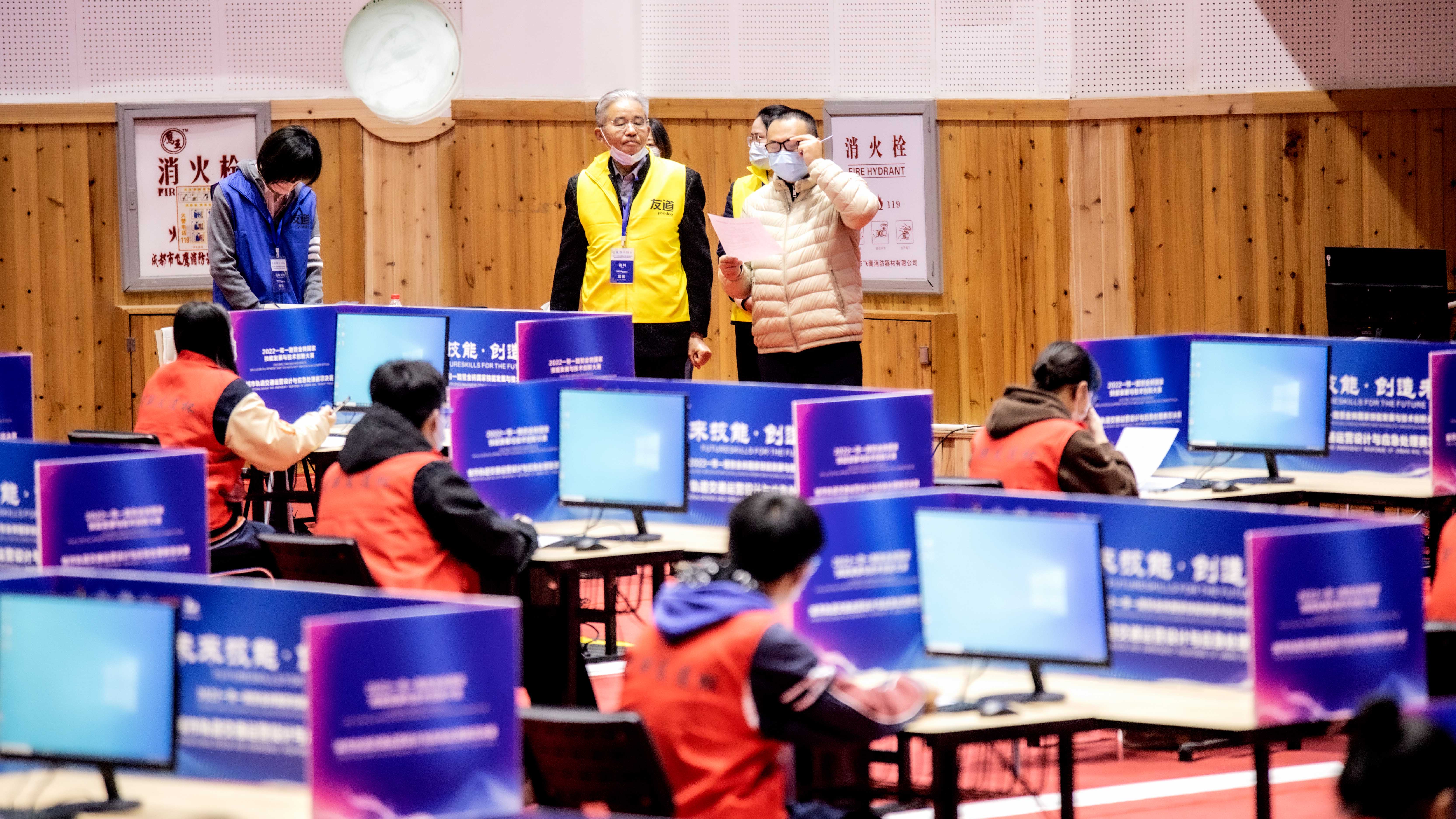 比赛现场裁判.jpg 比赛现场裁判.jpg