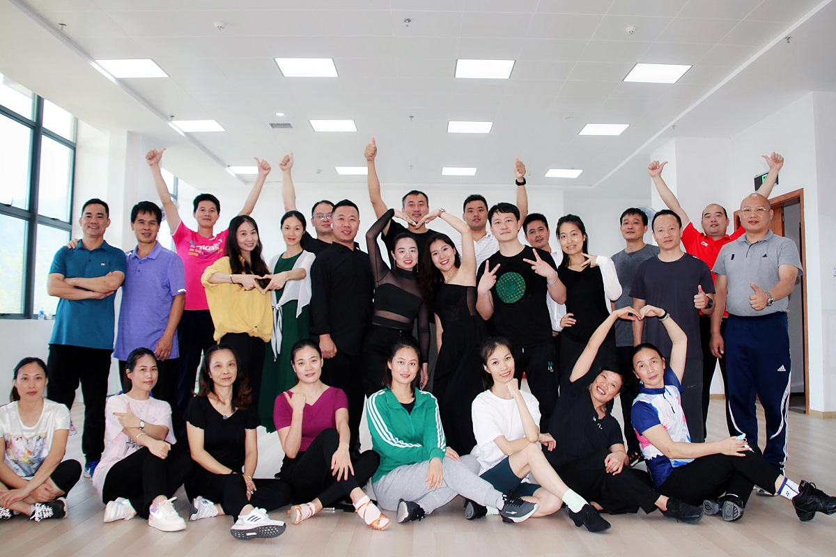 学员合影.jpg 学员合影.jpg