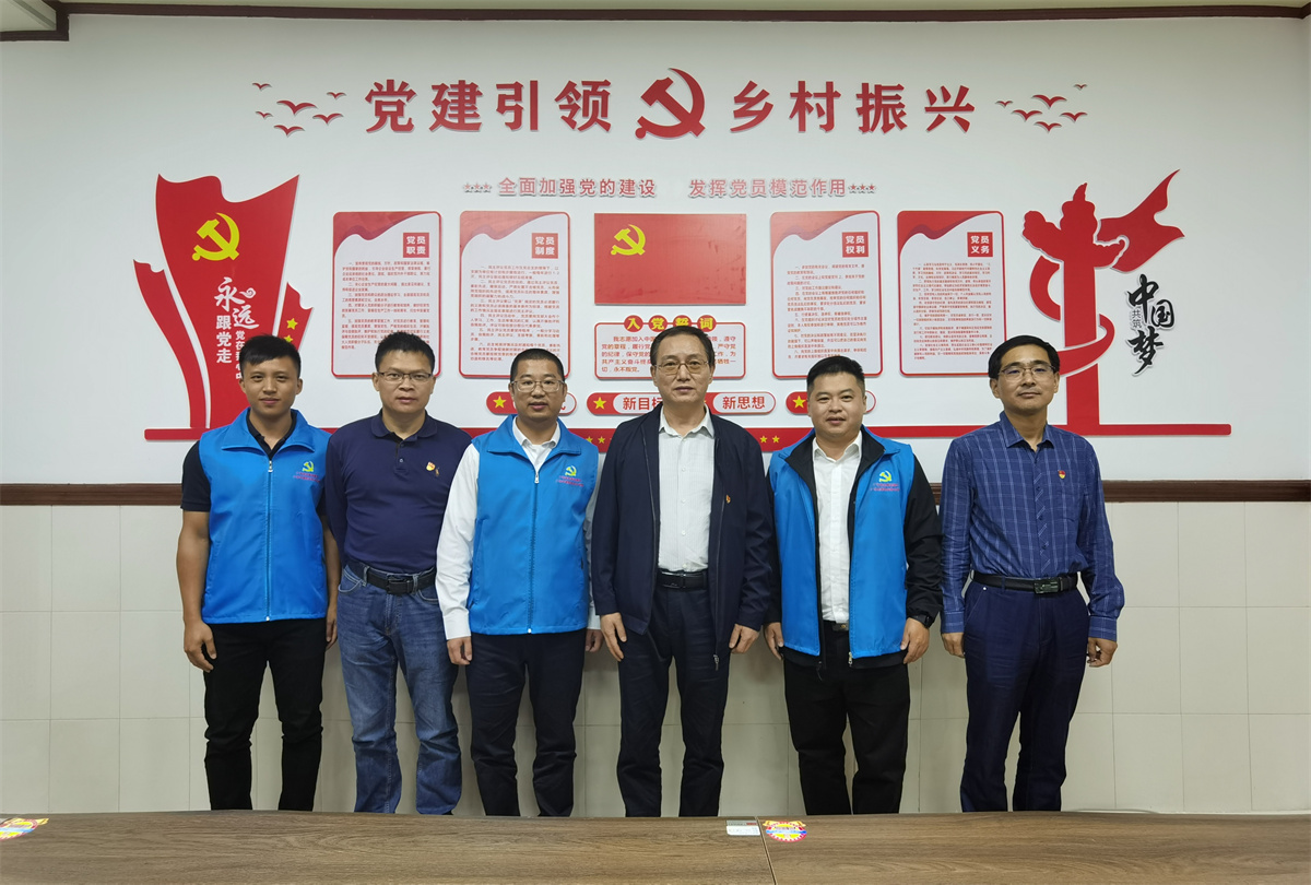 在办公场所合影.jpg