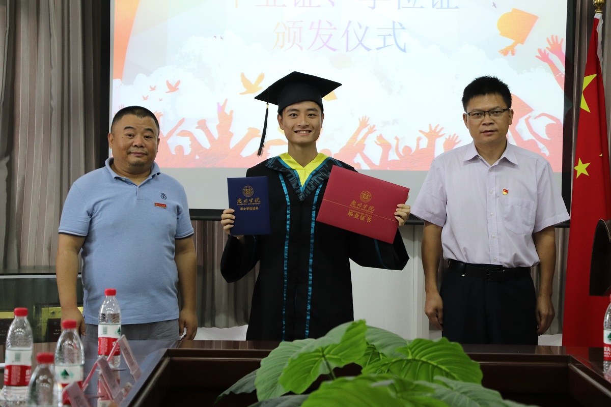 颁发证书.jpg 颁发证书.jpg